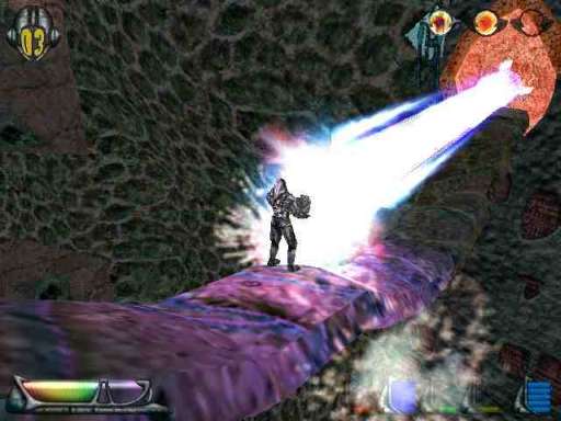Il protagonista di Turrican 3D usa un raggio azzurro da una piattaforma sopraelevata.
