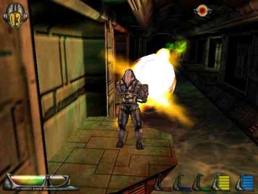 Il protagonista di Turrican 3D spara in un corridoio di un ambiente industriale.