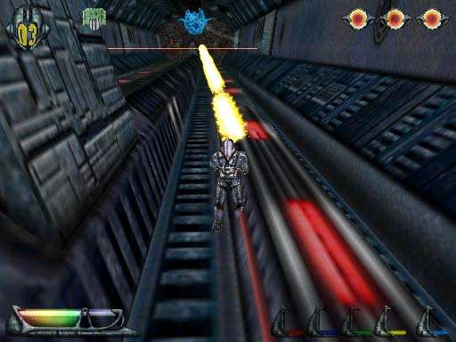 Una scena di Turrican 3D con il protagonista che spara lungo un passaggio metallico inclinato.