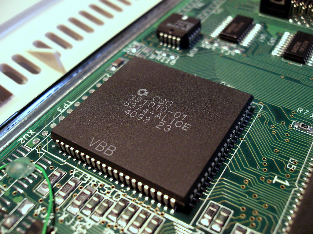 Il chip Alice 8374 montato sulla scheda madre di un Amiga 1200.