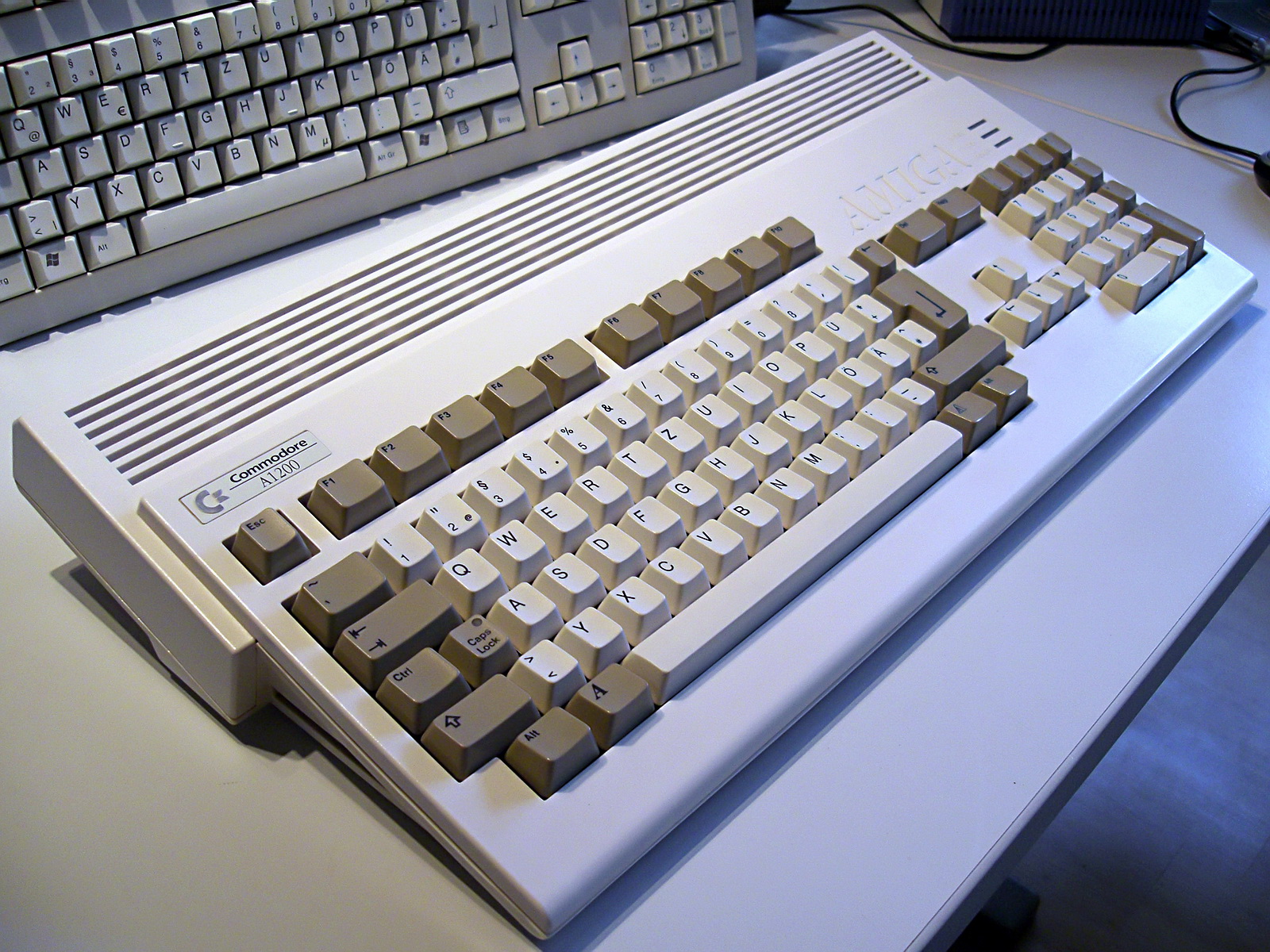 Fotografia di un Amiga 1200 con tastiera integrata e unità floppy laterale.