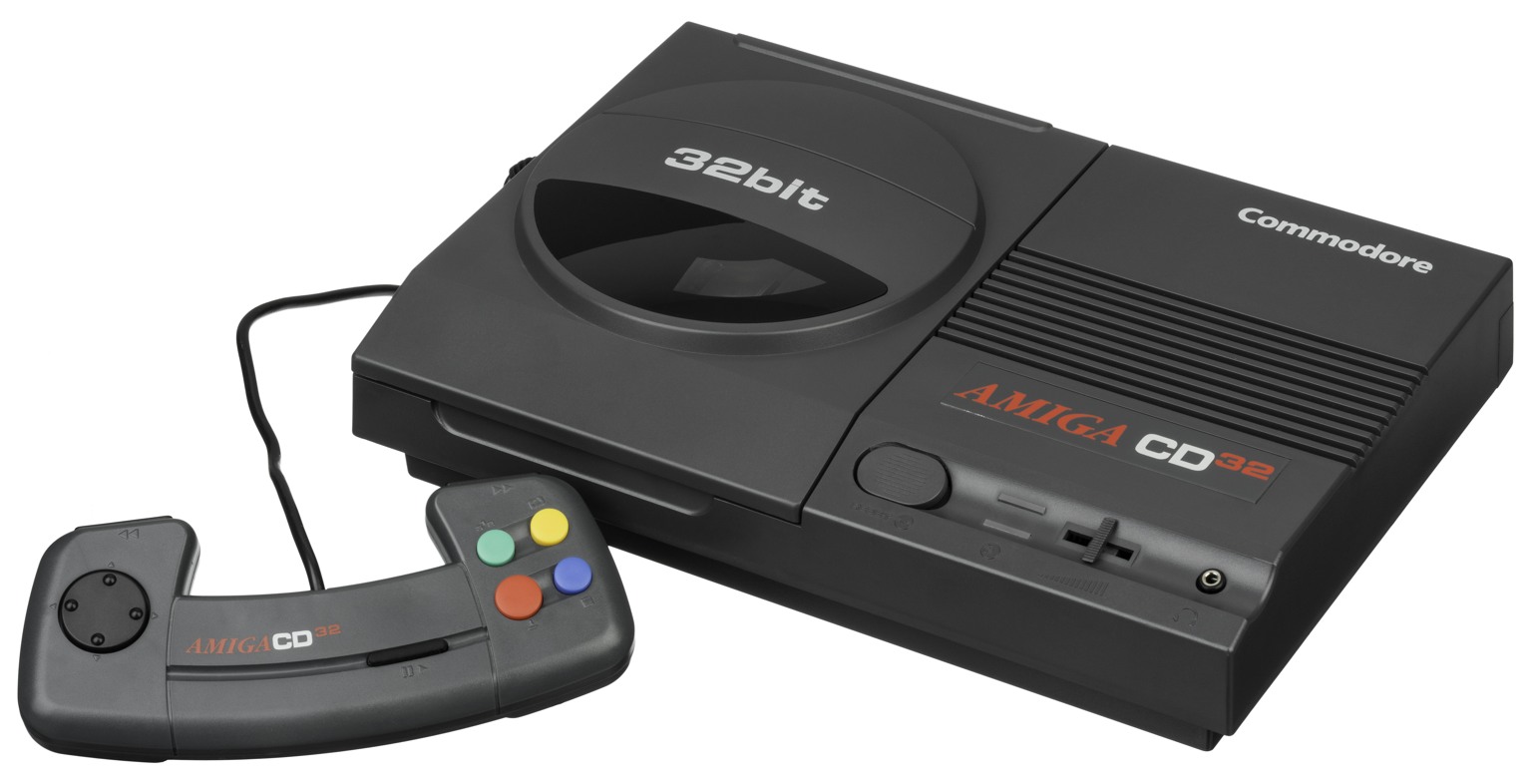 La console Amiga CD32 con il suo controller, fotografata su fondo bianco.